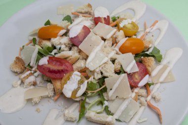 Vejetaryen Sezar salatası