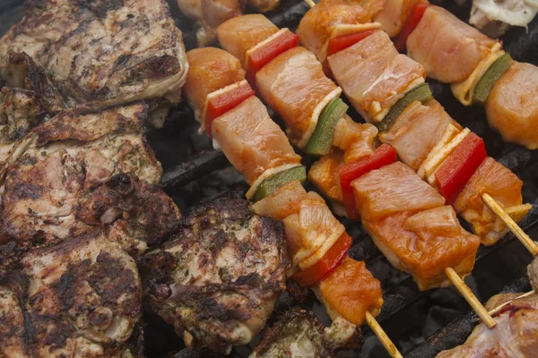 Grilla kött med grönsaker på pinnar på en grill — Stockfoto