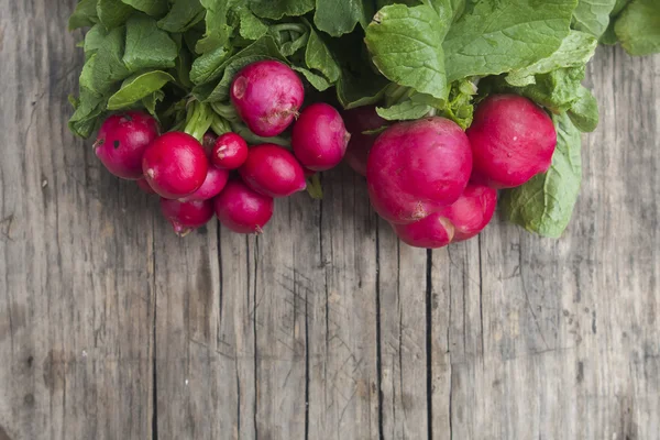 Bunch of fresh radishes on wooden board — Stock Photo, Image