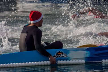 Noel günü Harbour yüzmek 2015, Barcelona, Port Vell - 25 Aralık: Lifesavers izledim rakipler için