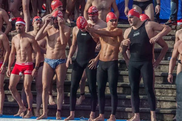 Noel günü Harbour yüzmek 2015, Barcelona, Port Vell - 25 Aralık: Noel Baba şapkaları yüzücüler yarışma için hazırlanan