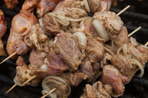 Rå marinerad bbq kött som utarbetats för grill — Stockfoto