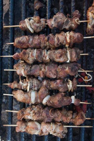 BBQ kött på pinnar som grillas på brazier — Stockfoto