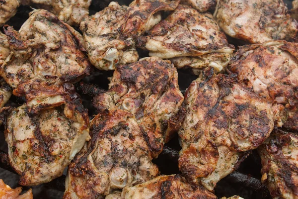 BBQ kycklingvingar grillas på brazier — Stockfoto