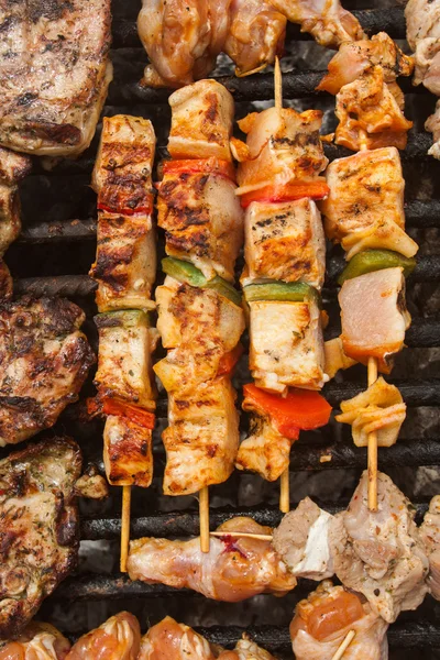 Grillad BBQ kött på pinne på brazier — Stockfoto