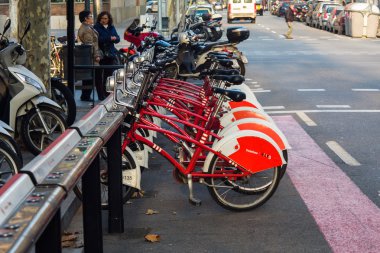 Barcelona, İspanya, Ocak 2016: Park toplu taşıma Bisikletleri ile
