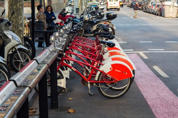 バルセロナ、スペイン、2016 年 1 月: 公共交通機関のバイク駐車場 — ストック写真