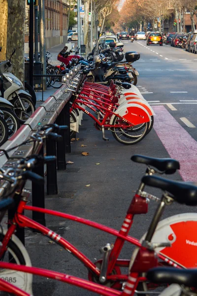 バルセロナ、スペイン、2016 年 1 月: 公共交通自転車で都市住民の駐車場 — ストック写真