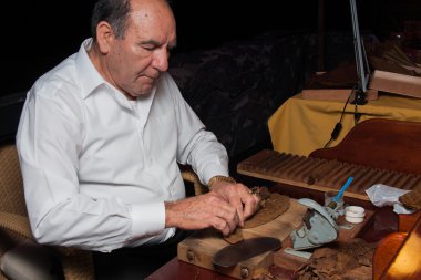 İspanya, Tenerife, Abama Ritz, Şubat 2016: el haddeleme Torcedor puro parejos yapılan