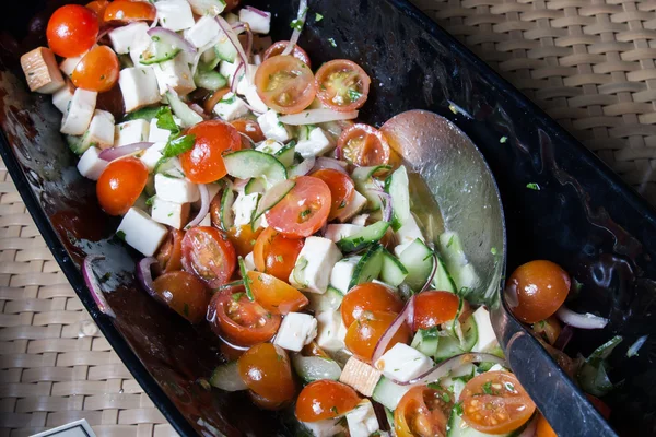 Salada com tomate fresco queijo cereja e alface — Fotografia de Stock