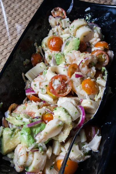 Salada com tomate fresco camarão cereja macarrão e alface — Fotografia de Stock