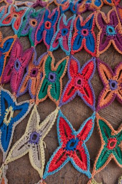 Yarnbombing. Ağaçlar için örgü süsler. Dekorasyon. El desen yaptı. Ağaçlar için çok renkli hasır kapak. 