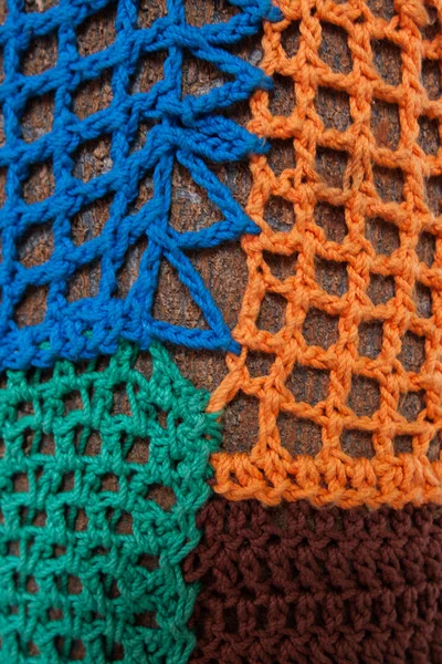 Yarnbombing 木のニット装飾品 手作りのパターン 木のオクテ色籐カバー — ストック写真