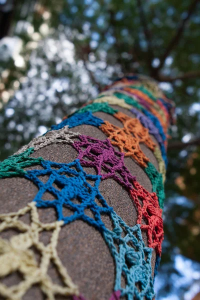Yarnbombing Ağaçlar Için Örgü Süsler Dekorasyon Desen Yaptı Ağaçlar Için — Stok fotoğraf