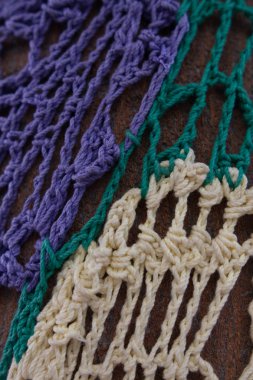 Yarnbombing. Ağaçlar için örgü süsler. Dekorasyon. El desen yaptı. Ağaçlar için çok renkli hasır kapak. 