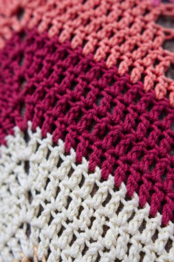 Yarnbombing. Ağaçlar için örgü süsler. Dekorasyon. El desen yaptı. Ağaçlar için çok renkli hasır kapak. 