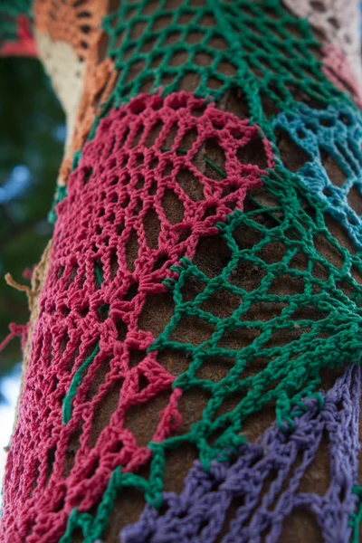 Yarnbombing입니다 나무의 장식품 장식입니다 손으로 나무에 — 스톡 사진