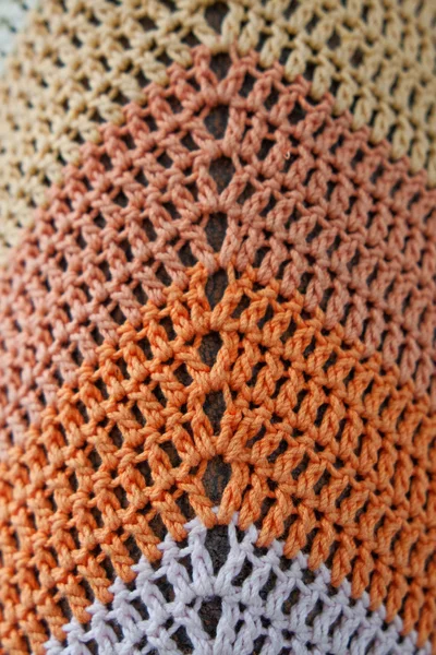 Yarnbombing 木のニット装飾品 手作りのパターン 木のマルチカラー籐カバー — ストック写真