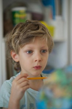  Bir öğrenci ödevini yapar.