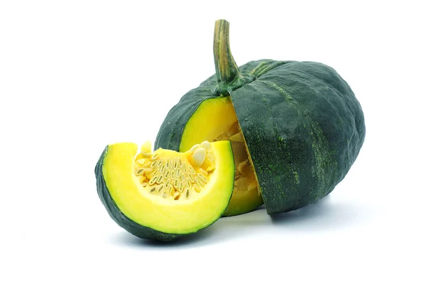 Un pezzo giallo di zucca e zucca verde su sfondo bianco — Foto Stock