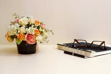 Yapay çiçek ve ahşap masa blackgro office araç kümesi