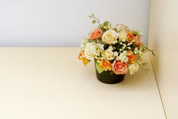 나무 테이블에 인공 꽃 — 스톡 사진
