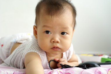 Yerde yatarken şirin bebek.