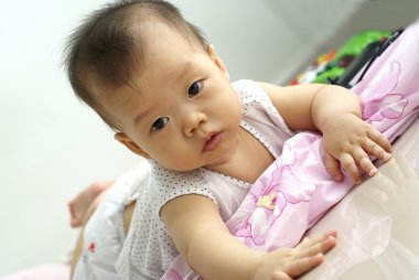 Yerde yatarken şirin bebek.