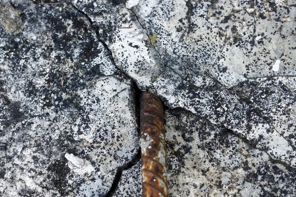 Crack concrete texture background with rusty steel rods inserted — Stock Photo, Image