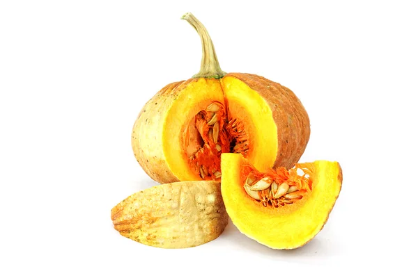 Pequeño pedazo de calabaza asiática amarilla sobre fondo blanco . — Foto de Stock