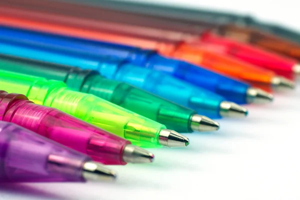 Beyaz arka plan üzerinde renkli tükenmez kalem — Stok fotoğraf
