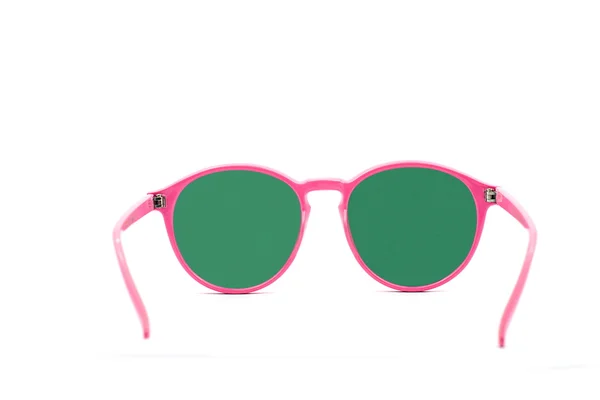 Hermosas gafas de sol rosadas sobre fondo blanco, vista lateral trasera — Foto de Stock