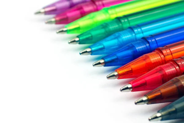 Penna a sfera colorata su sfondo bianco — Foto Stock