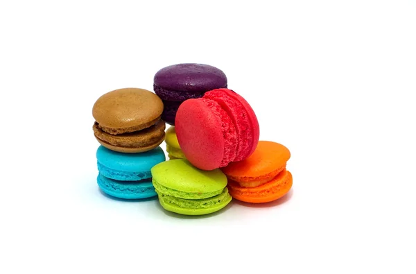 Regenbogenfarbe des kleinen Buttercreme-Macarons auf weißem Hintergrund — Stockfoto