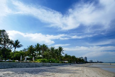 Bulut gökyüzü arka plan ile Hau Hin beach Tayland