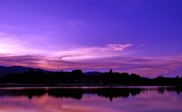 美丽的云天空在黄昏时分与湖 — 图库照片