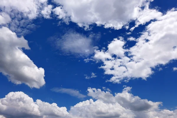 Błękitne niebo i piękne białe chmury. — Zdjęcie stockowe