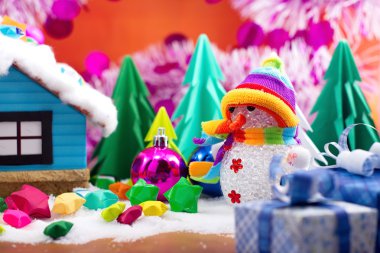 Kardan adam ve küçük yıldız kağıt üzerinde kar alan.