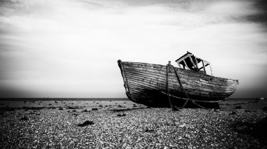 kıyıya vurmuş balıkçı teknesi