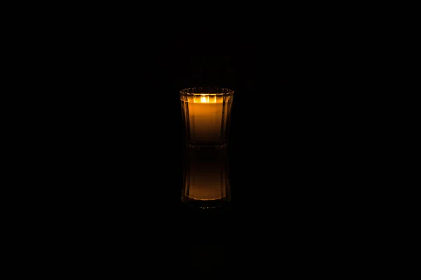 Vela única à luz de velas centrada — Fotografia de Stock