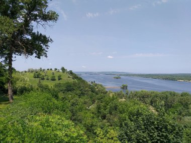 Yazın ve öğleden sonra nehir manzarası