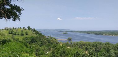 Güneşli bir yaz gününde Dinyeper nehrinin manzarası