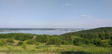 Tepeden güzel nehir manzaralı eski ahşap ev, nehir, adalar yazın öğleden sonra