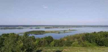 Yazın, öğleden sonra dağdan nehrin ve adaların güzel manzarası.