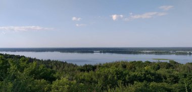 Yazın öğleden sonra dağdan güzel bir nehir manzarası.