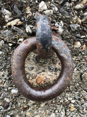 Kaya duvarına bağlı eski paslı bir halkayı kapat. 