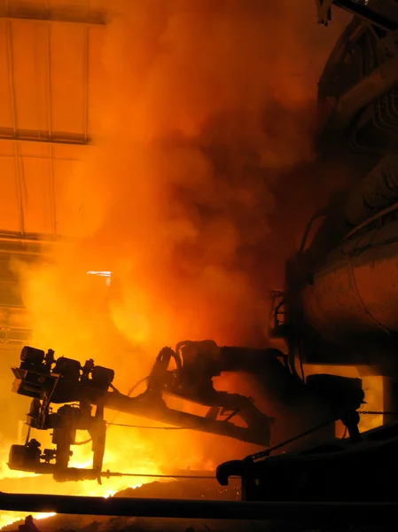 Esplosione dei fumi dei forni Polvere nelle acciaierie — Foto Stock