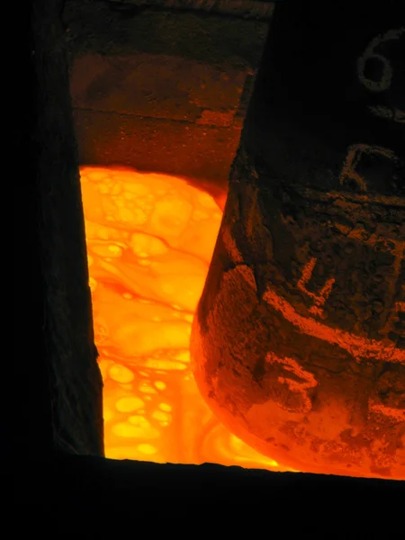 Blick auf geschmolzene Schlacke in der Metallurgie — Stockfoto
