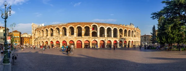 Verona Arena yüksek çözünürlüklü Panorama gün batımında