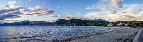 Resort Lake ve İtalya Panorama dağlarda